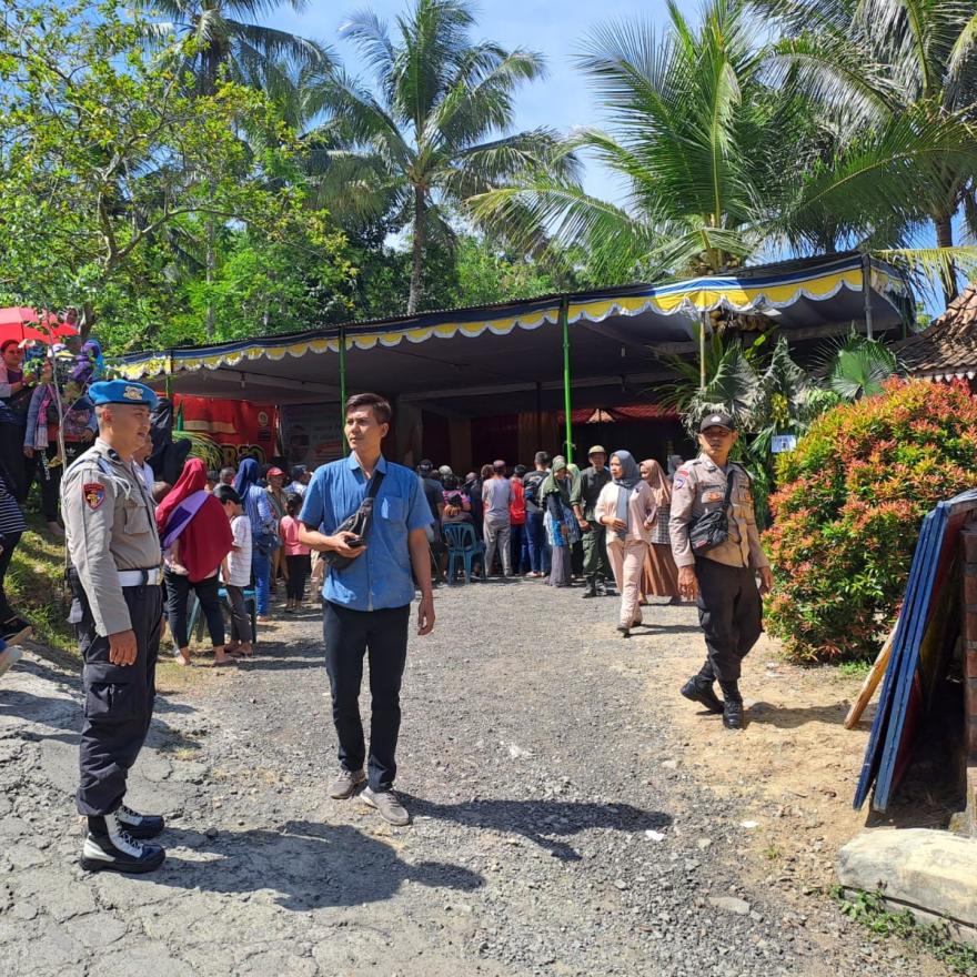 Pengamanan Pawas Polsek Kokap, Bhabinkamtibmas dan Linmas Hargorejo pada Pentas Seni Jathilan